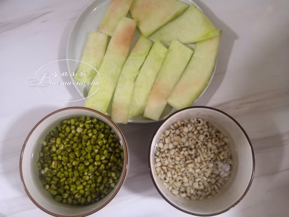 Để làm món canh này cần có đậu xanh, vỏ dưa hấu và hạt ý dĩ, đường phèn.