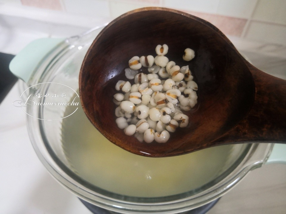 Tiếp theo cho 1400 ml nước vào nồi hầm điện, sau đó đổ hạt ý dĩ đã ngâm vào nồi rồi đậy vung, đun sôi trên lửa lớn trong 10 phút, sau đó chuyển sang lửa nhỏ nấu trong 20 phút.