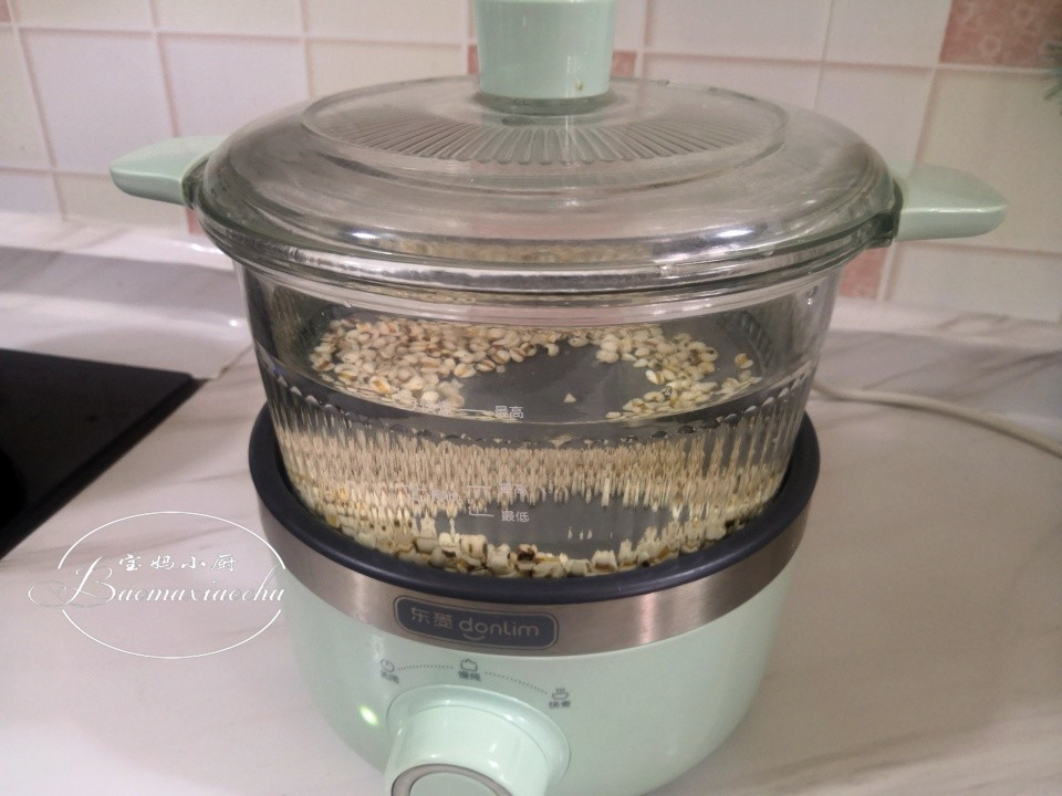 Dưa hấu gọt tách riêng phần thịt và cùi, thịt đỏ dùng để ăn trực tiếp, cùi xanh gọt bỏ vỏ lấy khoảng 150 gram, rửa sạch để riêng. Đỗ xanh, ý dĩ rửa sạch rồi ngâm trong nước qua đêm.