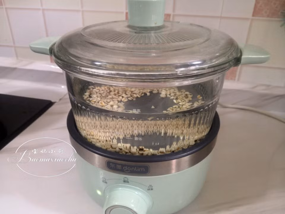 Dưa hấu gọt tách riêng phần thịt và cùi, thịt đỏ dùng để ăn trực tiếp, cùi xanh gọt bỏ vỏ lấy khoảng 150 gram, rửa sạch để riêng. Đỗ xanh, ý dĩ rửa sạch rồi ngâm trong nước qua đêm.