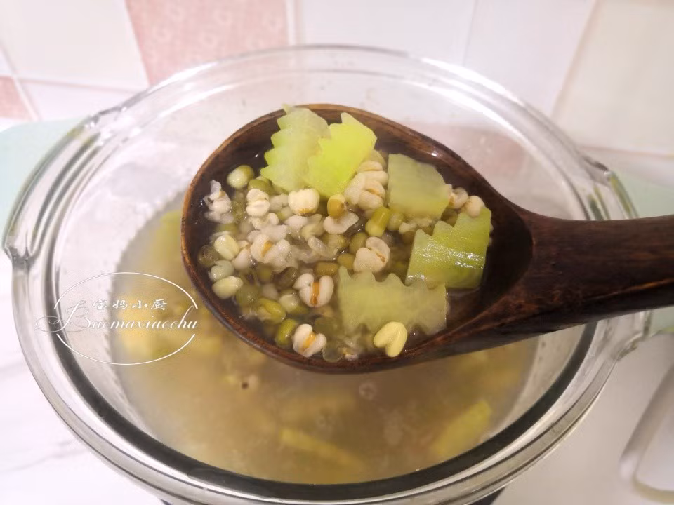 Rất nhanh, bạn đã có món canh vỏ dưa hấu, đậu xanh và ý dĩ với hương vị thanh mát, dễ ăn vô cùng. Nếu bạn đang giảm cân hoặc không thích ăn đồ ngọt thì có thể dừng lại ở bước này.