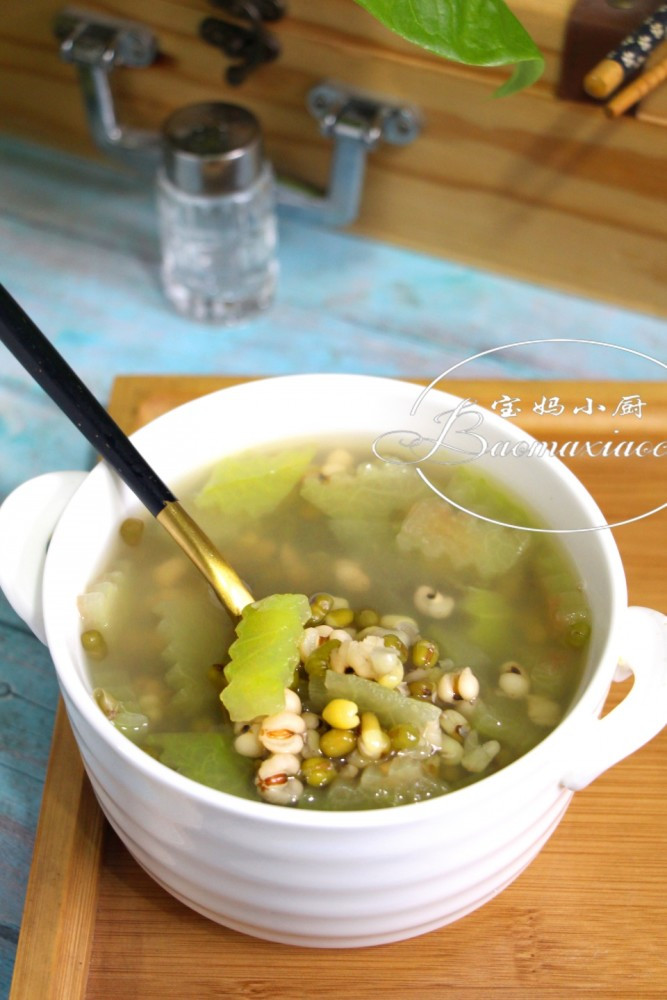 Vỏ dưa hấu cũng là bảo bối, vừa có nước lại ít calo, nấu thành canh ăn có thể giảm cân, giải rượu lại thanh nhiệt, chống say nắng.