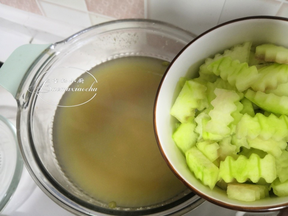 Cuối cùng, thêm vỏ dưa hấu đã cắt miếng vào, đậy nắp lại và nấu trong 10 phút.