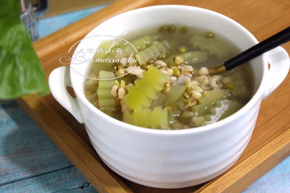 Mùa hè nắng nóng, canh đậu xanh giải nhiệt nhưng ăn mãi cũng chán. Hãy đổi món khác, đặc biệt khi có dưa hấu, ăn hết ruột đừng bỏ vỏ đi.