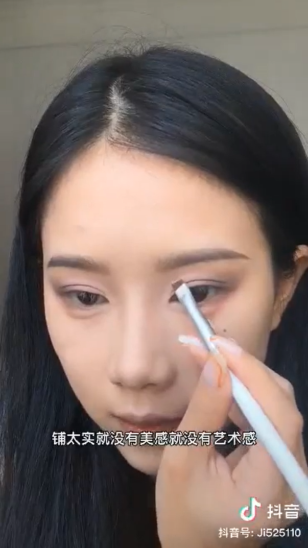 Dang clip “to” hang xom am i, co nang gay sot vi trang diem qua xinh-Hinh-3