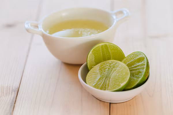 Sau khi thoa nước cốt chanh, bạn không nên rửa sạch ngay mà đợi đến khi muốn rửa mặt thì lau rửa nước cốt.