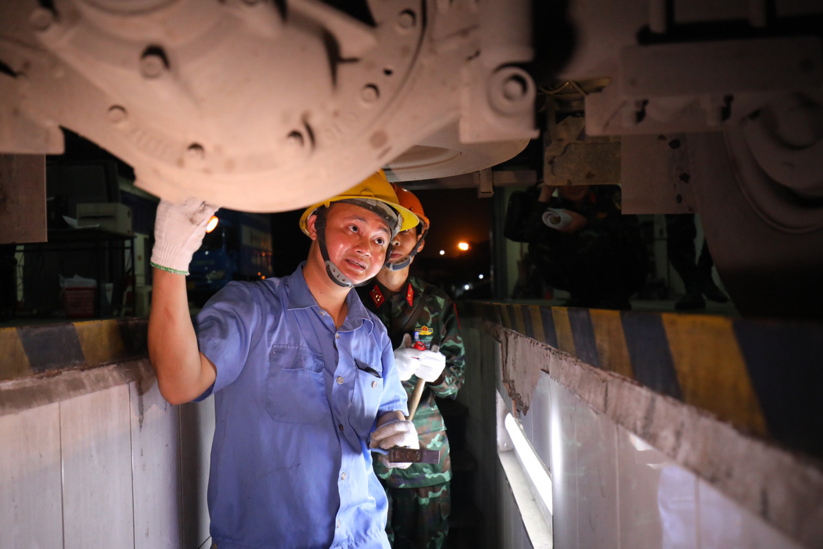 Tại Trung tâm đăng kiểm 2903S tối 18/3, các đăng kiểm viên của trung tâm và chuyên viên Phòng Kiểm định xe cơ giới, Cục Đăng kiểm VN đã tập trung hướng dẫn thực hành cho khoảng 8 kiểm định viên quân sự để làm quen với các công đoạn kiểm định trên dây chuyền đăng kiểm xe cơ giới.