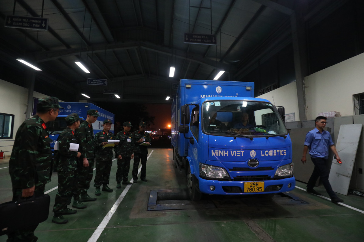 Trước đó, chiều 18/3, Cục Đăng kiểm VN (Bộ GTVT) và Tổng cục Kỹ thuật (Bộ Quốc phòng) đã phối hợp tổ chức Lễ khai mạc lớp tập huấn và Lễ xuất quân kiểm định viên quân sự tham gia hỗ trợ kiểm định xe cơ giới dân sự theo chỉ đạo của Chính phủ.