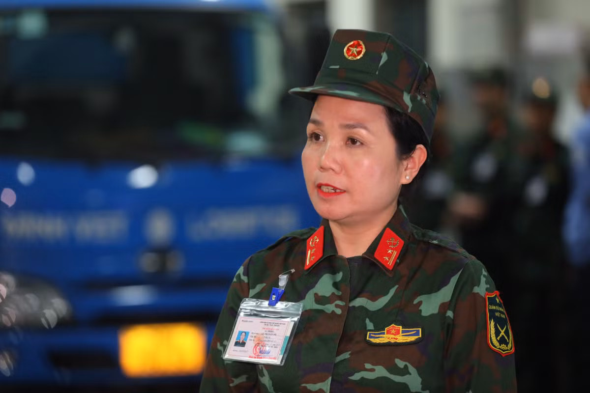 Trung tá Lê Thị Thúy Hà, Trạm trưởng Trạm kiểm định xe ô tô quân sự số 20 Binh chủng Công binh cho biết, tham gia nhiệm vụ hỗ trợ đăng kiểm xe cơ giới dân sự tại các trung tâm đăng kiểm vừa là vừa là trách nhiệm vừa là vinh dự, các kiểm định viên quân sự sẽ cố gắng cùng các đăng kiểm viên phục vụ nhân dân.