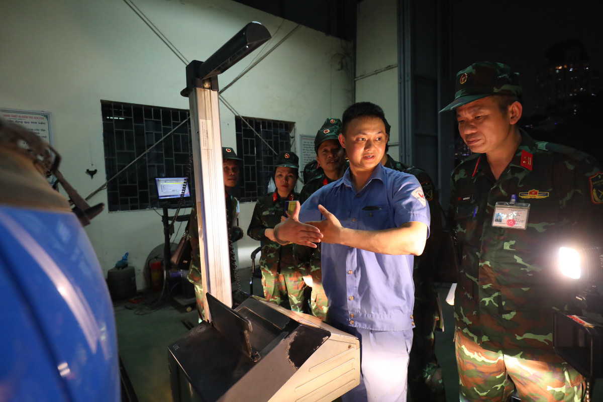 Tối 18/3, các kiểm định viên quân sự đã được phân công về các trung tâm đăng kiểm ở Hà Nội để thực hành trên dây chuyền kiểm định.