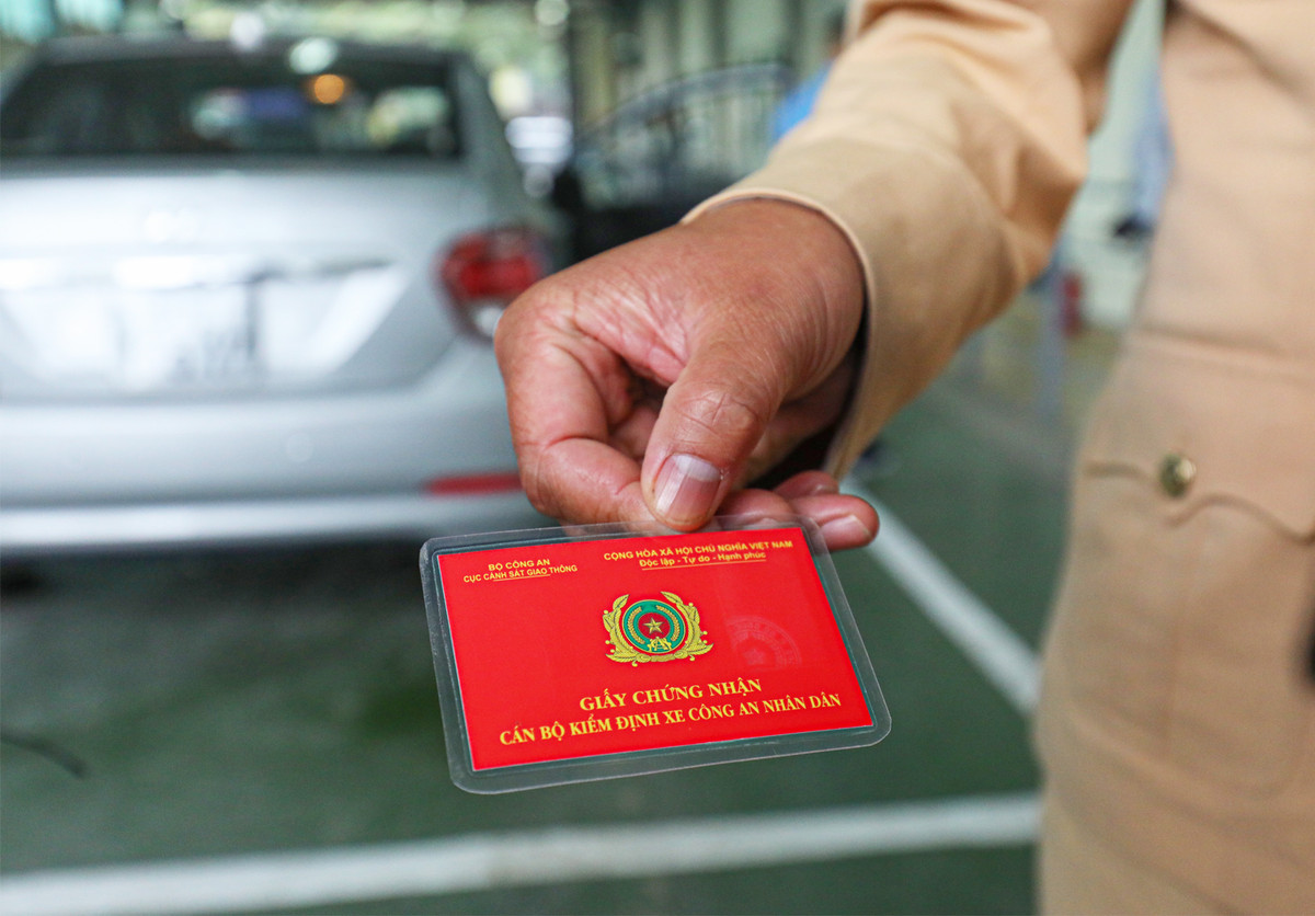 Ngoài việc tăng cường 50 đăng kiểm viên, Cục Cảnh sát giao thông cũng tổ chức lớp tập huấn cho 167 cán bộ công tác kiểm định an toàn kỹ thuật và bảo vệ môi trường phương tiện cơ giới đường bộ để cán bộ nắm vững các quy định, quy trình kiểm định xe cơ giới; sử dụng thành thạo các thiết bị kiểm tra trên dây chuyền kiểm định, tiếp tục hỗ trợ cho ngành giao thông vận tải.