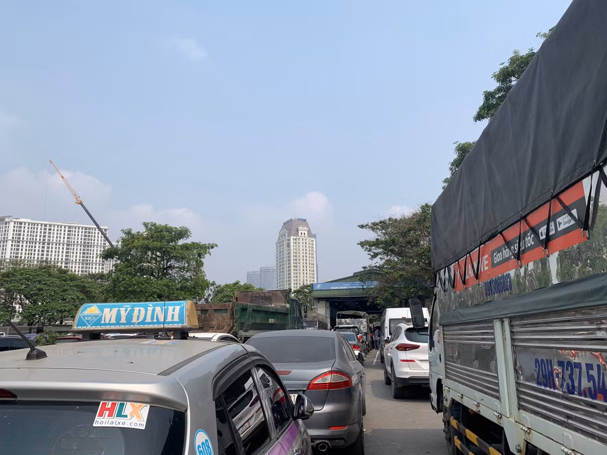  Đẩy nhanh việc bàn giao cơ sở vật chất: Cơ quan công an và ngành giao thông đang phối hợp đẩy nhanh việc bàn giao cơ sở vật chất, hệ thống phần mềm dữ liệu kiểm định của một số trung tâm đăng kiểm để thực hiện các bước hiệu chuẩn lại nhằm đưa trung tâm quay trở lại vào hoạt động. Dự kiến trong tuần sau sẽ có 15 trung tâm đăng kiểm hoạt động tại Hà Nội.