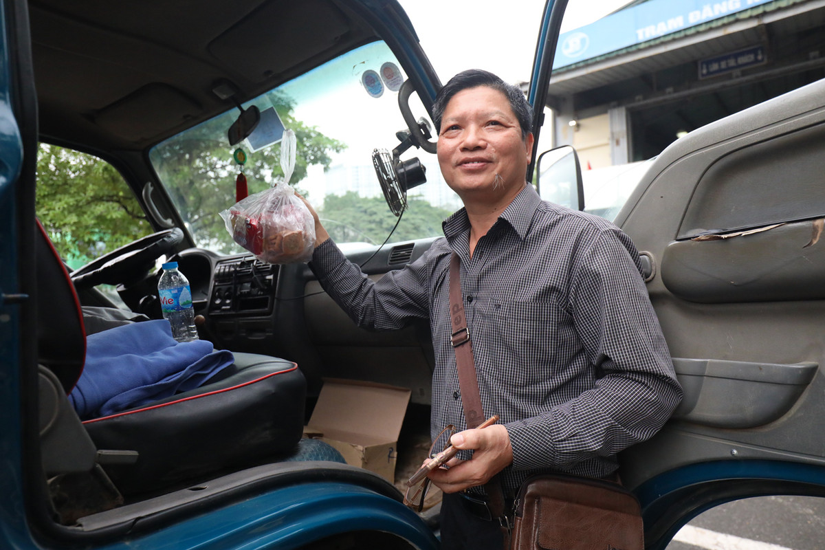 Trước nhu cầu kiểm định xe của người dân rất lớn, các đăng kiểm viên đã làm việc tăng ca, thêm giờ. Các trung tâm đăng kiểm cho biết, ngoài tăng ca, làm thêm giờ, dự kiến sẽ làm cả ngày nghỉ (thứ bảy, chủ nhật) để kiểm định xe cho người dân.