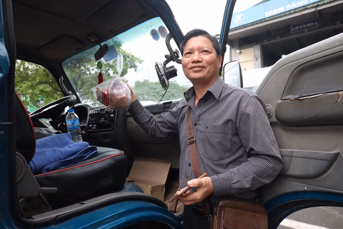 Trước nhu cầu kiểm định xe của người dân rất lớn, các đăng kiểm viên đã làm việc tăng ca, thêm giờ. Các trung tâm đăng kiểm cho biết, ngoài tăng ca, làm thêm giờ, dự kiến sẽ làm cả ngày nghỉ (thứ bảy, chủ nhật) để kiểm định xe cho người dân.