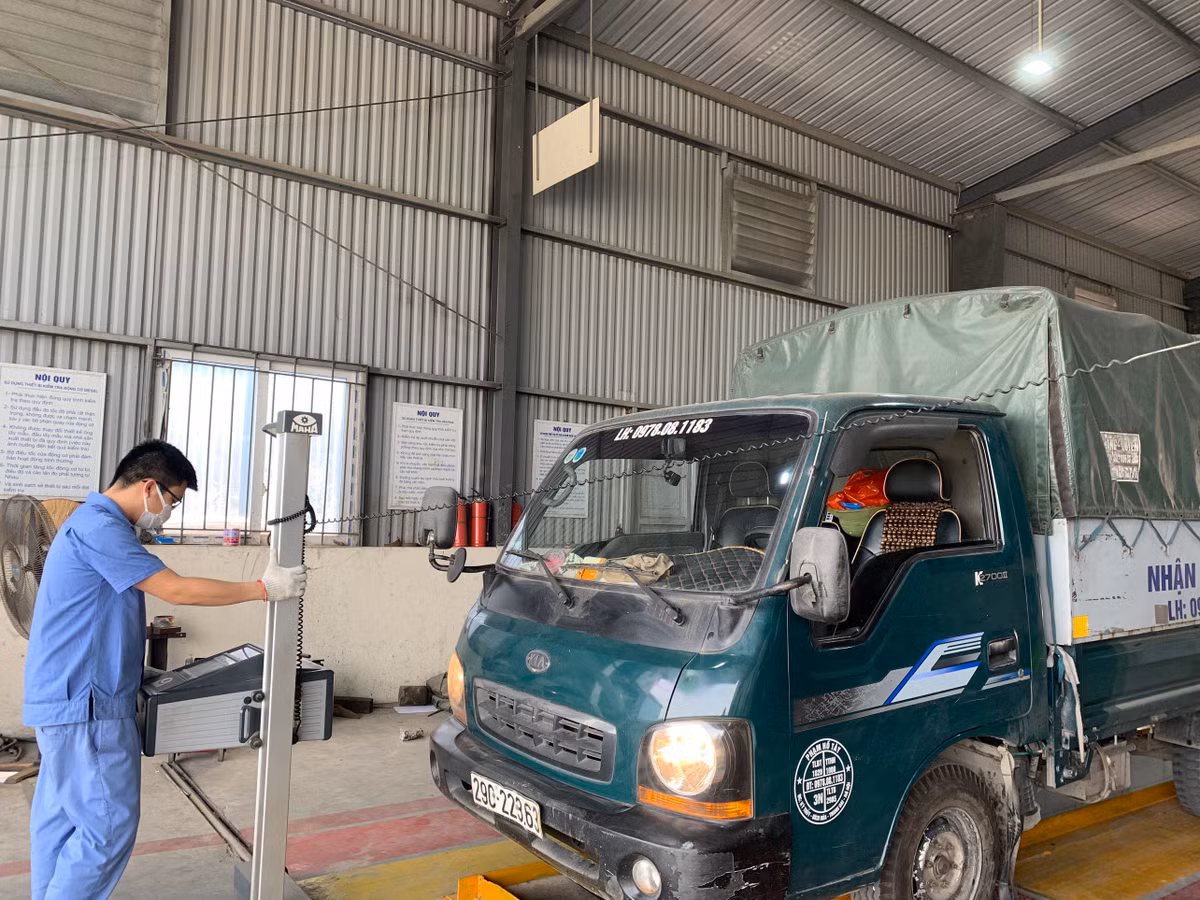 Phó Thủ tướng Chính phủ Trần Hồng Hà có ý kiến: Bộ GTVT chủ trì, phối hợp với các cơ quan có liên quan xây dựng Nghị định sửa đổi, bổ sung một số điều của Nghị định số 139/2018/NĐ-CP quy định về kinh doanh dịch vụ kiểm định xe cơ giới theo trình tự, thủ tục rút gọn, bảo đảm tuân thủ đúng quy định của Luật Ban hành văn bản quy phạm pháp luật. Giao Bộ GTVT xây dựng dự thảo Nghị quyết của Chính phủ để chỉ đạo định hướng tháo gỡ khó khăn, vướng mắc trong hoạt động đăng kiểm xe cơ giới trong thời gian chờ sửa đổi, bổ sung Nghị định số 139/2018/NĐ-CP, trình Chính phủ trong ngày 11/3/2023.