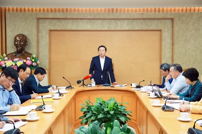 Tập trung huy động, điều phối nhân lực đăng kiểm viên, cán bộ nghiệp vụ ở các địa phương khác chi viện cho các trung tâm đăng kiểm ở Hà Nội, TP HCM, kết hợp tăng ca, kíp để đáp ứng nhu cầu kiểm định của người dân. Bộ Công an trong quá trình xử lý các vi phạm không làm ảnh hưởng đến hoạt động đăng kiểm; tiếp tục phân hóa các nhóm đối tượng vi phạm để có phương thức đấu tranh phù hợp nhất là những đối tượng chủ mưu, cầm đầu.