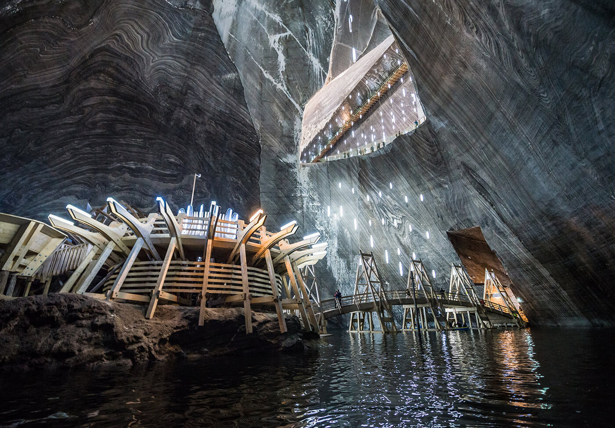 Salina Turda, Romania: Nằm sâu trong lòng vùng Transylvania của Romania là một hệ thống hang ngầm độc đáo. Hồ Salina Turda nằm tại một mỏ muối lâu đời, có niên đại gần một nghìn năm. Ngày nay, mỏ và hồ Salina Turda đã trở thành điểm du lịch nổi tiếng, thu hút nhiều du khách muốn tận hưởng những lợi ích sức khỏe từ hàm lượng muối cực cao của hồ nước ngầm này.