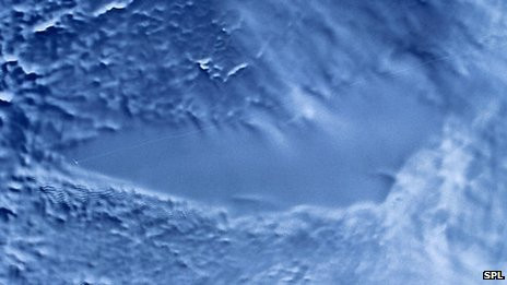 Hồ Vostok, Nam Cực: Hồ ngầm lớn nhất thế giới. Khách du lịch gần như không thể tiếp cận được khu hồ tuyệt đẹp này. Các nhà khoa học ước tính rằng hồ đã bị chôn vùi bên dưới sông băng hơn 15 triệu năm và do thiếu ánh sáng mặt trời nên chứa rất ít sự sống.