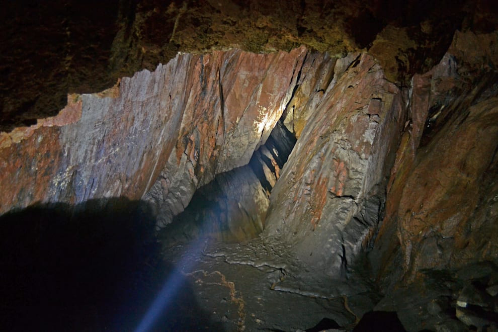 Hồ Đảo Owey, Ireland: Một trong những đặc điểm tự nhiên khác thường nhất của hồ đảo Owey là nó nằm bên trong một hồ nước khác! Nằm ở độ sâu khoảng 50m dưới lòng đất, hồ được cung cấp nước từ hồ bên ngoài và có thể tiếp cận qua một loạt lối đi hẹp. Khu vực hang bao trùm hồ hoàn toàn chìm trong bóng tối. Và dưới ánh đuốc, thế giới trong hang như phát sáng rực rỡ.