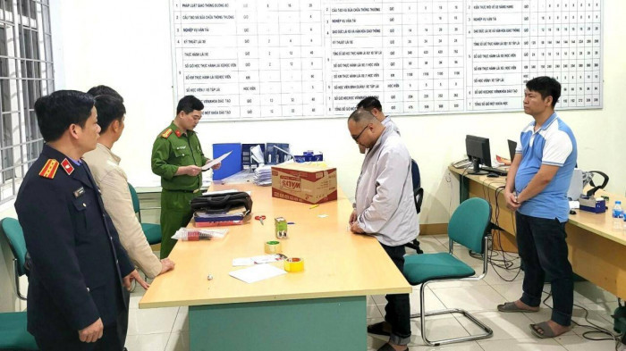 Giám đốc Trung tâm sát hạch lái xe ở Hoà Bình bị khởi tố Giam doc Trung tam sat hach lai xe o Hoa Binh bi khoi to