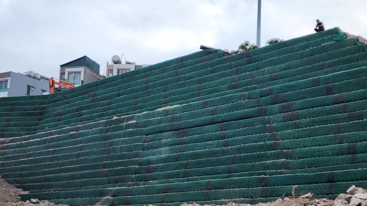 Đại diện Phòng Quản lý Đô thị - UBND TP Hạ Long cho biết, các văn bản mới nhất của UBND tỉnh và thành phố đều yêu cầu các đơn vị thực hiện xong công việc trước ngày 1/1/2023. Tuy nhiên, đến nay công tác sửa chữa, khắc phục còn rất chậm tiến độ.