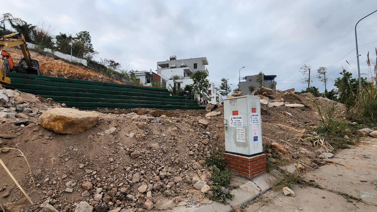 Thậm chí, trong biên bản họp mới nhất vào tháng 2/2023, UBND TP Hạ Long chỉ rõ nguyên nhân dẫn đến việc sạt lở tuyến kè khiến nhiều hộ dân bị ảnh hưởng là do Công ty cổ phần thương mại và đầu tư Ban Mai (Công ty Ban Mai) và Công ty cổ phần nước sạch Quảng Ninh. Đồng thời, đưa ra phương án đền bù, khắc phục, nhưng phía Công ty Ban Mai không đồng ý.