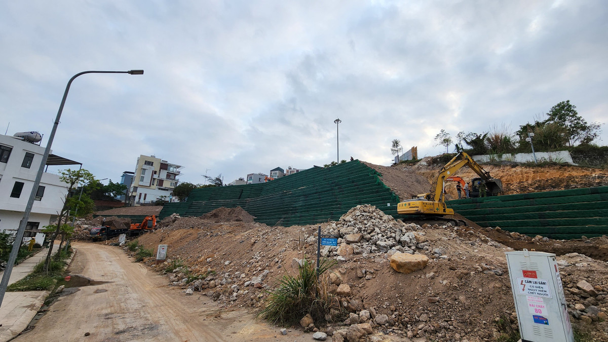 Ngày 19/3/2023, ghi nhận của PV Báo Tri thức và Cuộc sống, tiến độ sửa chữa, khắc phục vị trí sạt lở tại tuyến đường B2 và lún nứt tuyến kè B4-2 khu biệt thự Ban Mai của Công ty cổ phần thương mại và đầu tư Ban Mai vẫn chưa hoàn thành, ảnh hưởng đến quyền lợi của người dân.