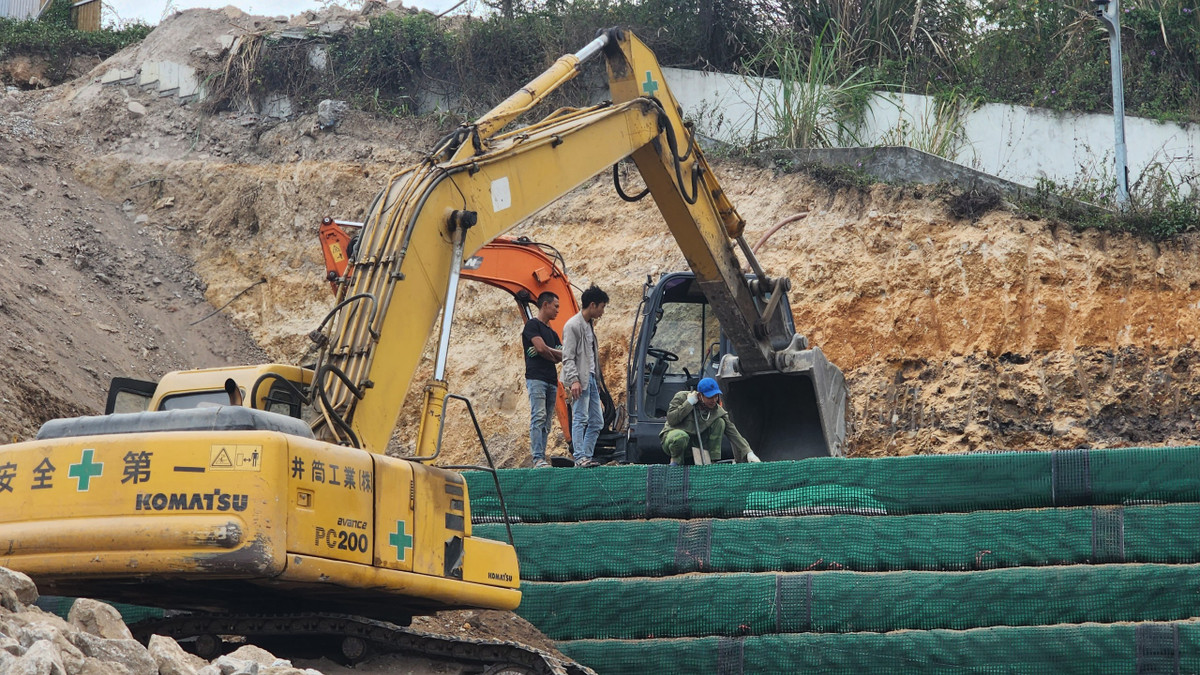 Tại công trường, việc sửa chữa, xây dựng tuyến kè chỉ có 2 máy xúc, 1 ô tô tải và lác đác công nhân thi công.