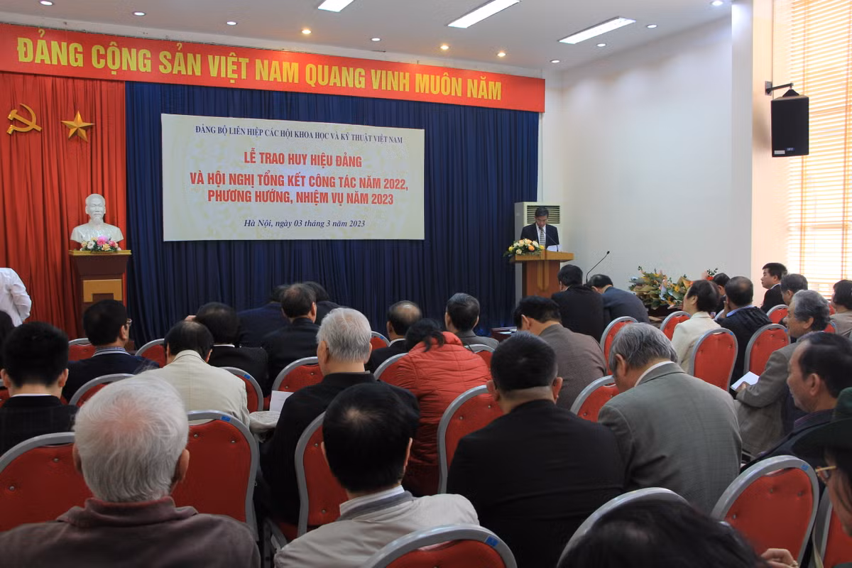 VUSTA trao Huy hieu Dang cho 29 dang vien