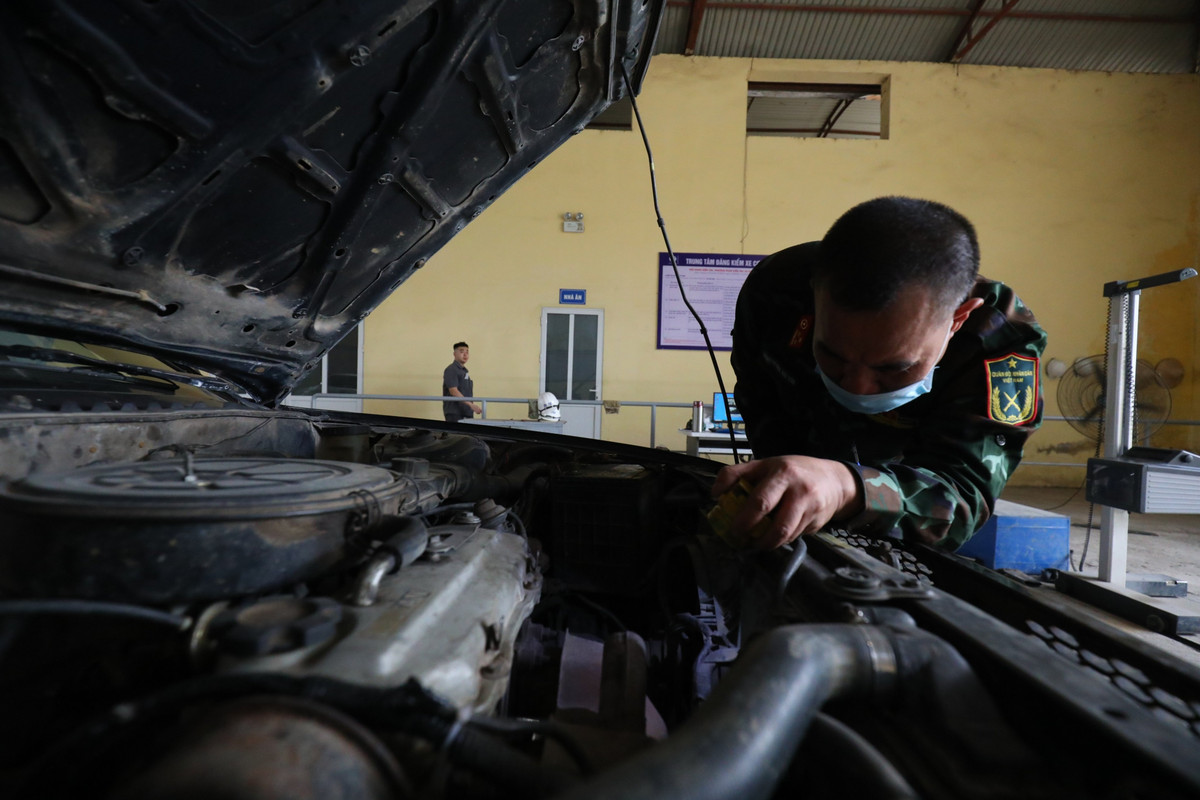 Tại Trung tâm Đăng kiểm 29-18D cũng có kiểm định viên quân sự tham gia hỗ trợ đăng điểm.