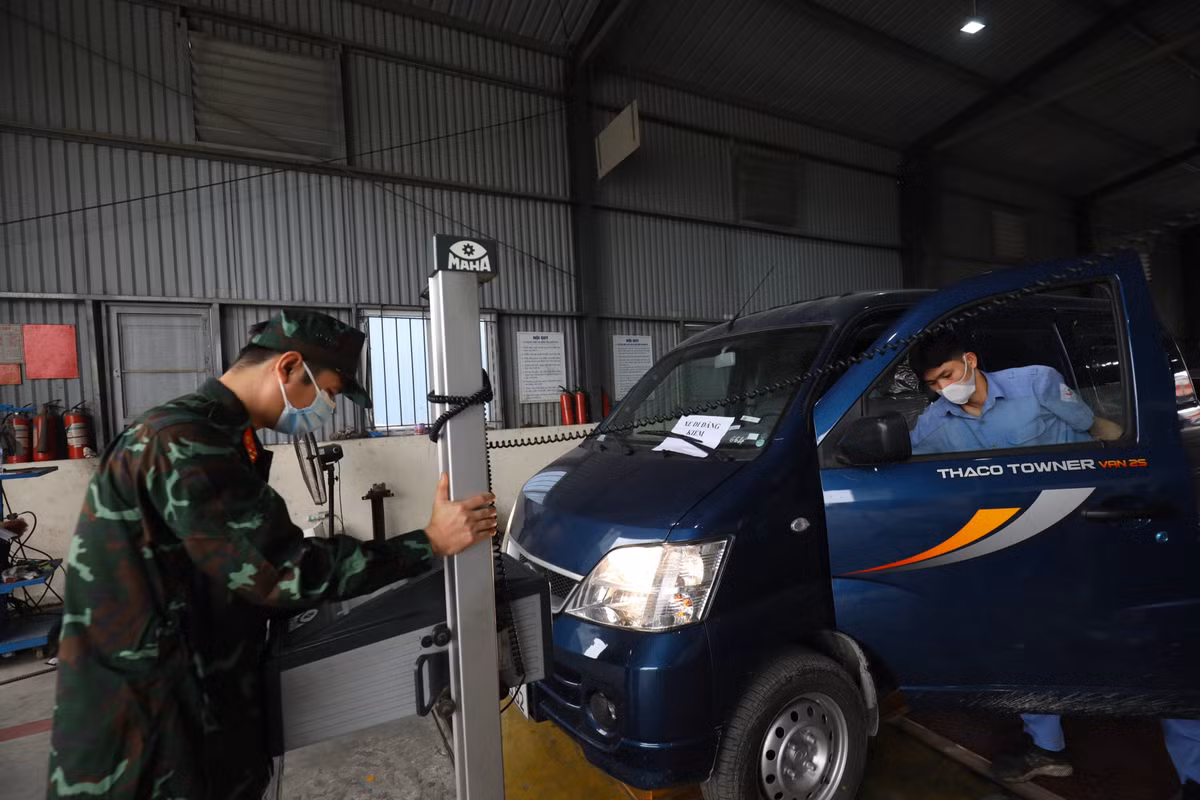 Nhờ sự hướng dẫn nhiệt tình từ các đăng kiểm viên cũng như sự tương đồng trong các công đoạn kiểm tra xe cơ giới dân sự và quân sự, các kiểm định viên quân sự nhanh chóng làm quen với công việc.