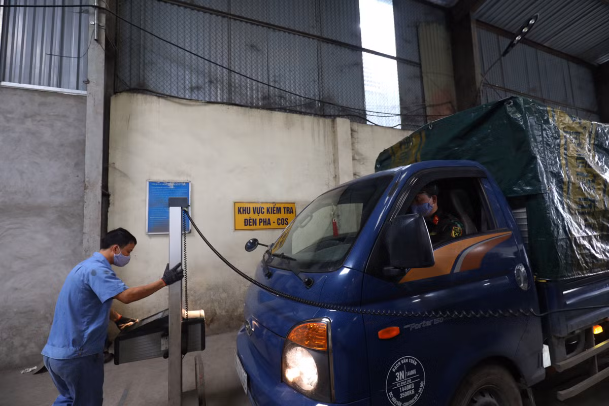 Đây là 1 trong 9 trung tâm đăng kiểm ở Hà Nội được hỗ trợ lực lượng kiểm định viên quân sự tham gia công tác đăng kiểm xe cơ giới dân sự.