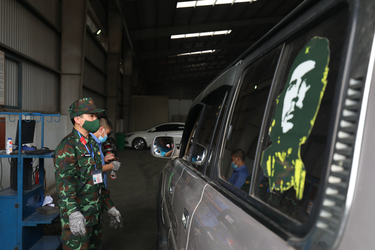 Đồng thời, khẳng định cùng với sự hỗ trợ của các đăng kiểm viên, sẽ tận tâm, tận lực hoàn thành tốt mọi nhiệm vụ được giao, góp phần nhanh chóng tháo gỡ ùn tắc tại các trung tâm đăng kiểm.