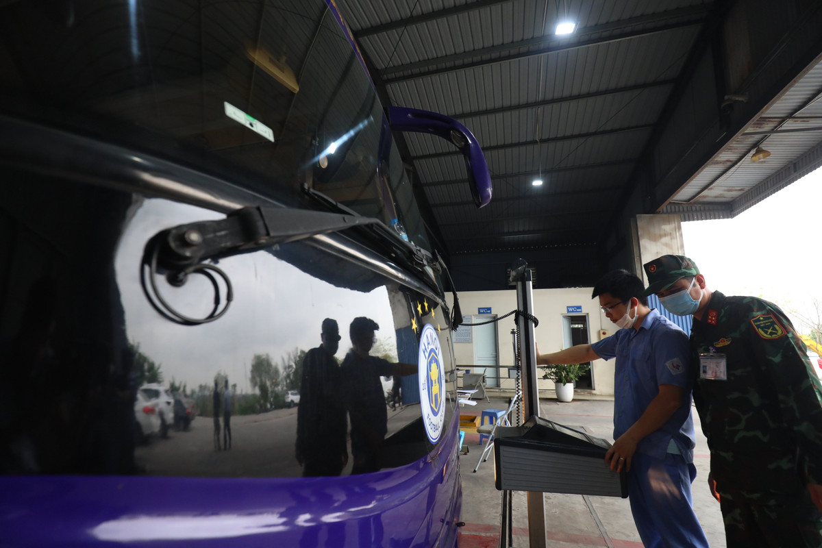 Các kiểm định viên quân sự đều chia sẻ về việc được tham gia nhiệm vụ hỗ trợ các trung tâm đăng kiểm xe cơ giới dân sự phục vụ nhân dân vừa là trách nhiệm, vừa là vinh dự của các kiểm định viên quân sự.