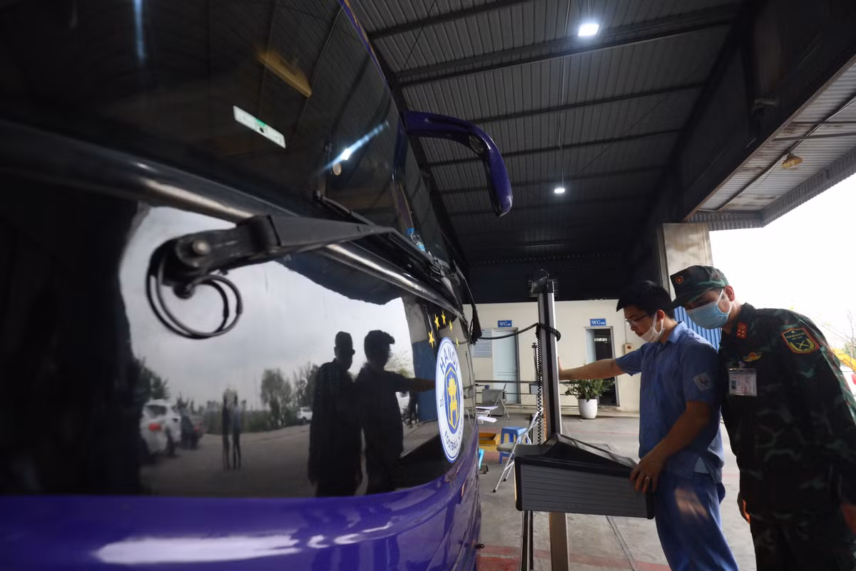 Các kiểm định viên quân sự đều chia sẻ về việc được tham gia nhiệm vụ hỗ trợ các trung tâm đăng kiểm xe cơ giới dân sự phục vụ nhân dân vừa là trách nhiệm, vừa là vinh dự của các kiểm định viên quân sự.