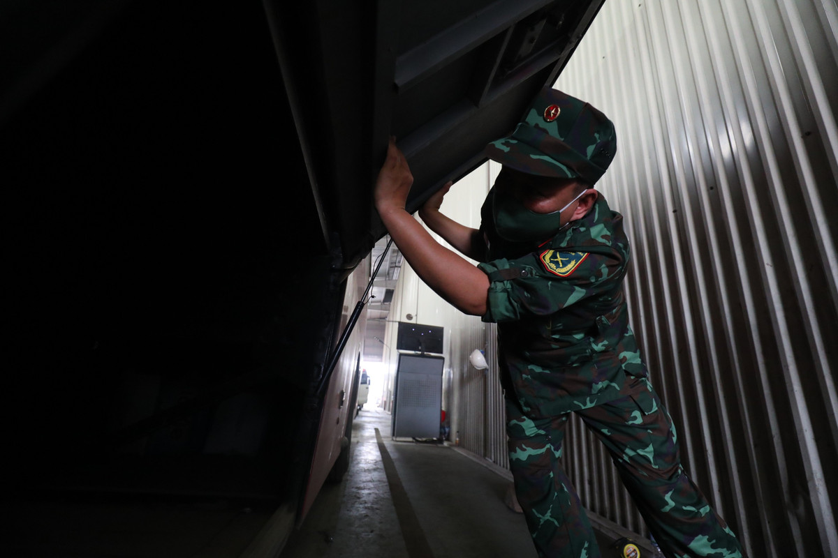 Anh Khuất Hữu Lương, đăng kiểm viên tại Trung tâm Đăng kiểm 29-18D (Sơn Tây) cho biết, đơn vị cố gắng hướng dẫn đầy đủ các công đoạn trong dây chuyền kiểm định cho các kiểm định viên quân sự và hy vọng rằng trong 1-2 tuần tới, các chiến sĩ sẽ thành thạo để hỗ trợ tốt hơn, giúp tăng năng suất dây chuyền.