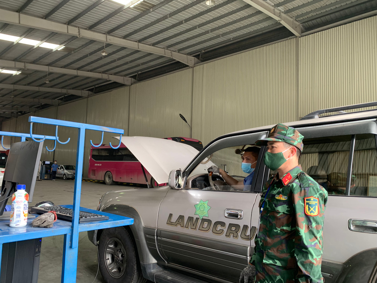 Ngày 20/3, ghi nhận của PV Báo Tri thức và Cuộc sống, tại Trung tâm Đăng kiểm 29-11D (QL6, Đông Sơn, Chương Mỹ, Hà Nội), 3 đăng kiểm viên quân sự đang cùng 7 đăng kiểm viên của trung tâm vận hành 2 dây chuyền kiểm định.