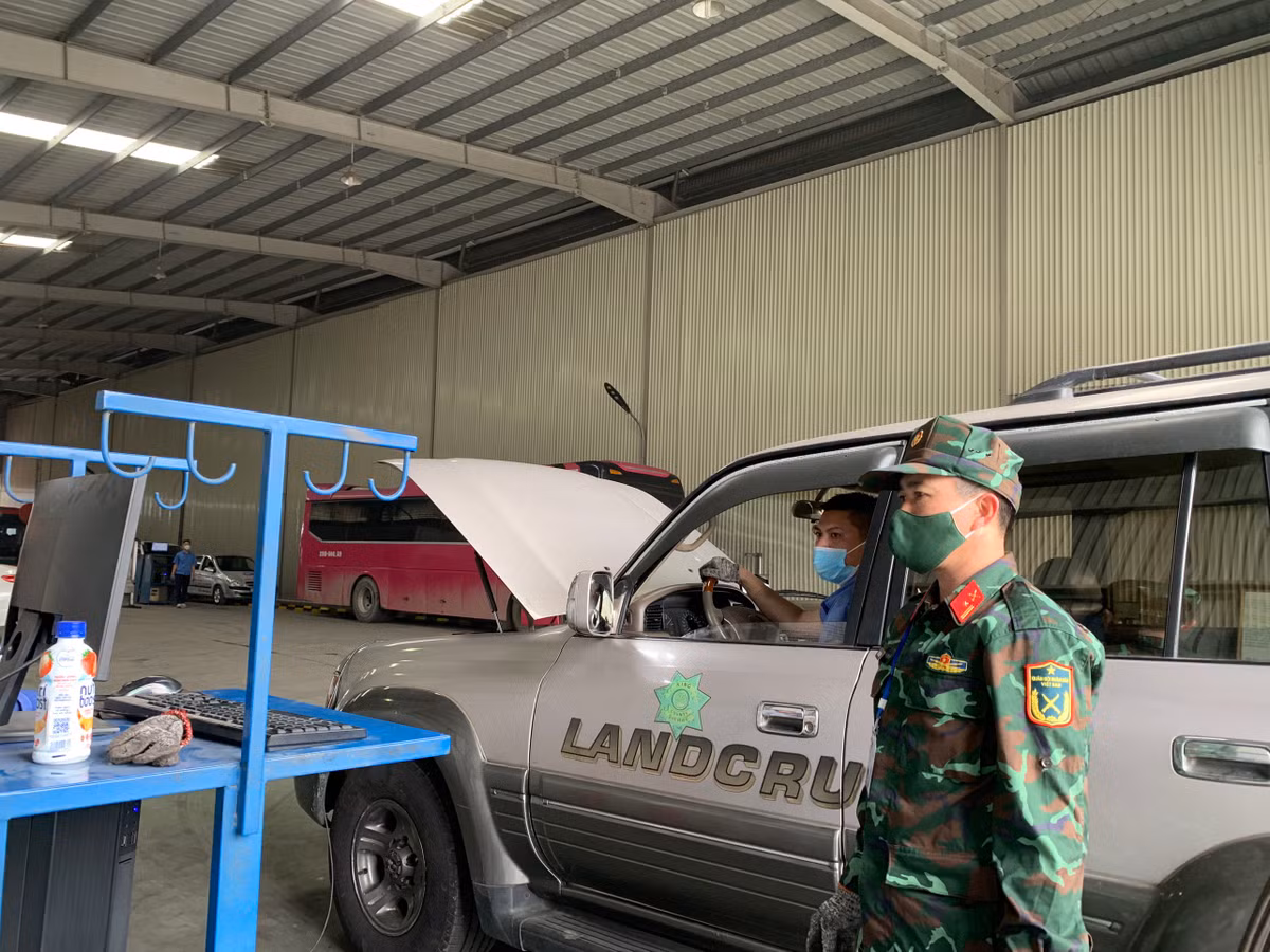 Ngày 20/3, ghi nhận của PV Báo Tri thức và Cuộc sống, tại Trung tâm Đăng kiểm 29-11D (QL6, Đông Sơn, Chương Mỹ, Hà Nội), 3 đăng kiểm viên quân sự đang cùng 7 đăng kiểm viên của trung tâm vận hành 2 dây chuyền kiểm định.