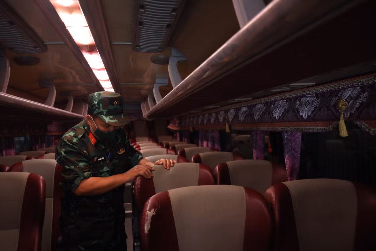 Tại hai Trung tâm Đăng kiểm 29-14D (Khu công nghiệp Thanh Oai) và 29-07D (Đông Anh) cũng được tăng cường 2 kiểm định viên quân sự mỗi trung tâm. Trong ngày làm việc đầu tiên, các kiểm định viên quân sự đều miệt mài học hỏi, hỗ trợ nhiều công đoạn trên dây chuyền kiểm định.