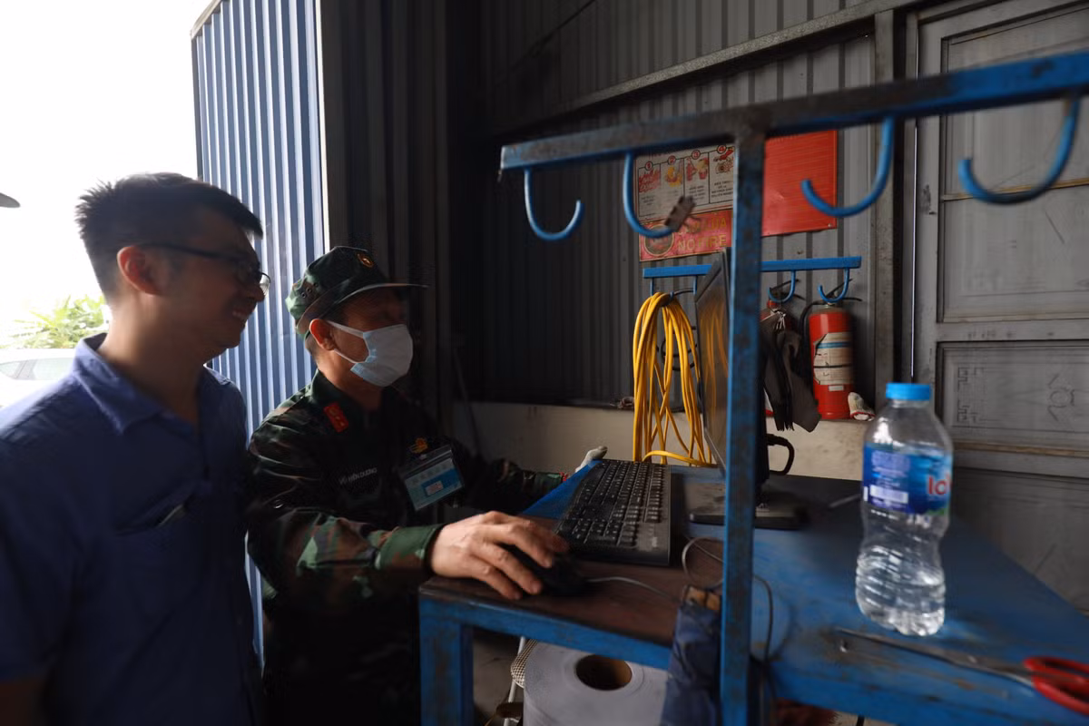 Cách Trung tâm Đăng kiểm 29-11D khoảng 5km, tại Trung tâm Đăng kiểm 29-23D (Khu công nghiệp Phú Nghĩa, Chương Mỹ) cũng được tăng cường 2 kiểm định viên quân sự hỗ trợ.