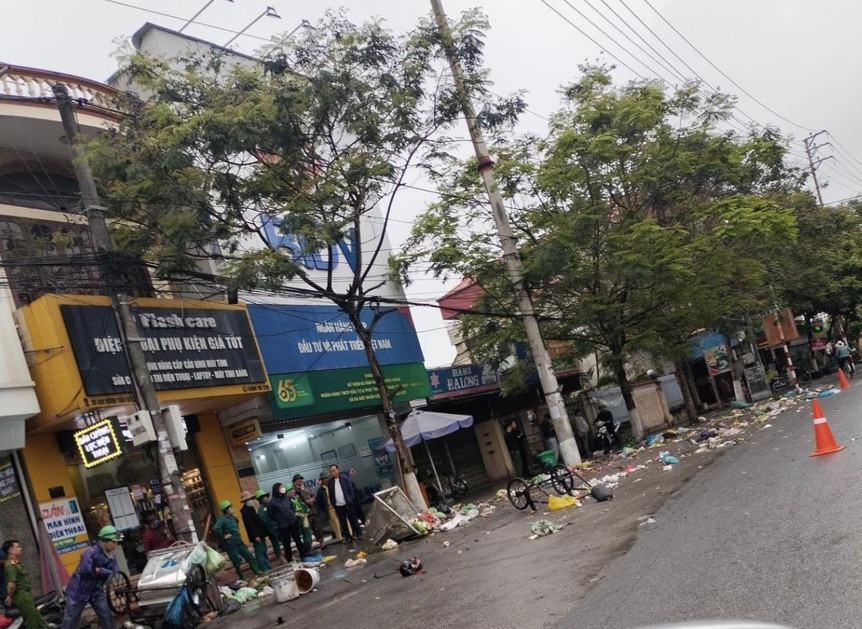 Nu cong nhan dang thu gom rac bi o to tong tu vong