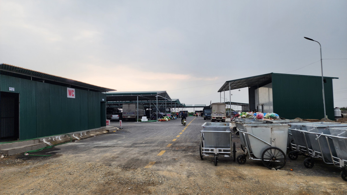 Hung Yen: Chua cap phep, cho nong san Song Hong ngang nhien hoat dong-Hinh-2