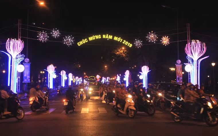 Cũng như các năm trước, nhiều tuyến đường trung tâm ở TP HCM được mặc “chiếc áo” mới lộng lẫy đón chào năm mới Kỷ Hợi 2019 như đường Lê Lợi, Hàm Nghi, Tôn Đức Thắng, Nam Kỳ Khởi Nghĩa, Đồng Khởi, Nguyễn Thị Minh Khai… Vài ngày trước Tết, khắp phố phường ở TP lớn nhất nước đâu đâu cũng rực rỡ sắc màu đón Tết.