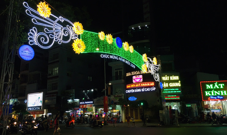 Đường phố TP HCM trong những ngày cận Tết lung linh, rực rỡ sắc màu không chỉ tô thêm nét phồn hoa đô thị, mà còn là nơi để các bạn trẻ, các thành viên trong gia đình chiêm ngưỡng, chụp ảnh “selfie” làm kỉ niệm mỗi độ xuân về.