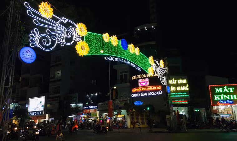 Đường phố TP HCM trong những ngày cận Tết lung linh, rực rỡ sắc màu không chỉ tô thêm nét phồn hoa đô thị, mà còn là nơi để các bạn trẻ, các thành viên trong gia đình chiêm ngưỡng, chụp ảnh “selfie” làm kỉ niệm mỗi độ xuân về.