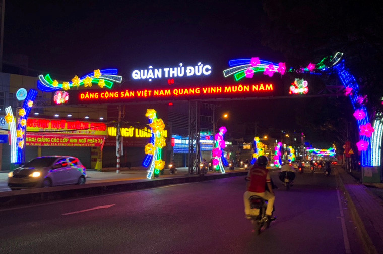 Nhiều tuyến đường ở quận Thủ Đức, cửa ngõ phía Đông TP HCM rực sáng dưới ánh đèn đầy màu sắc khi đêm về.