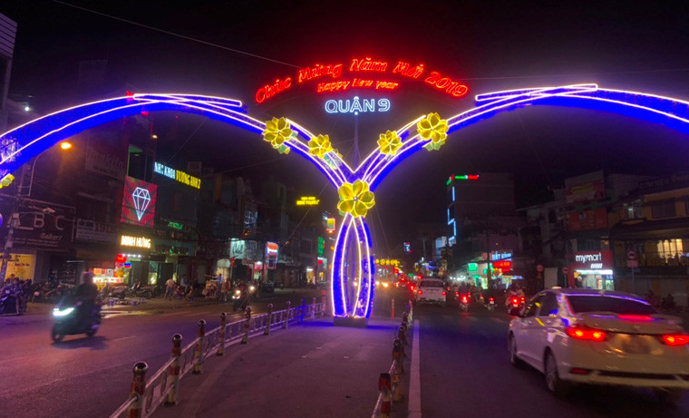 Quận 9, nơi đang phát triển vượt bật ở TP HCM lung linh dưới ánh đèn đầy màu sắc trong những ngày Tết Kỷ Hợi.