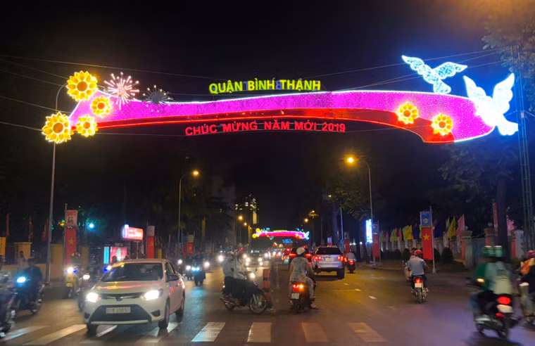 Quận Bình Thạnh nằm ở cửa ngõ sân bay quốc tế Tân Sơn Nhất những ngày Tết được trang hoàng lộng lẫy.