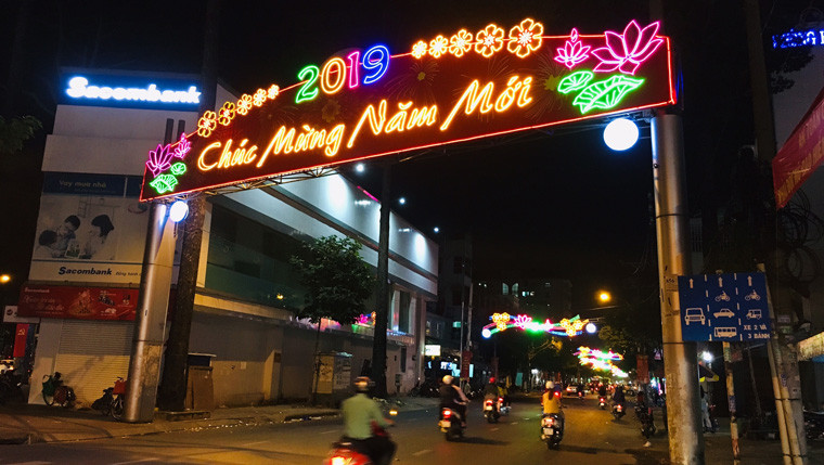 Các quận huyện ngoại thành ở TP HCM như quận Bình Tân, huyện Bình Chánh, Nhà Bè...cũng được trang trí đèn led sáng rực trong những ngày Tết Nguyên đán Kỷ Hợi 2019.