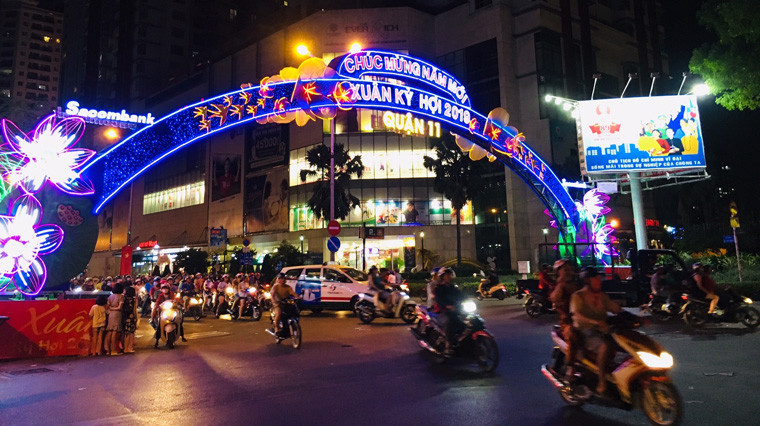 Hầu hết các tuyến đường ở quận 11, TP HCM đều rực rỡ để người dân và du khách khắp nơi đón Tết.